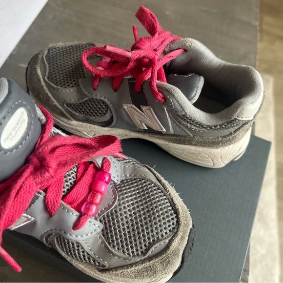 Kids Gray Size 9 New Balance 2002R with custom pink laces and beads - Picture 6 of 9